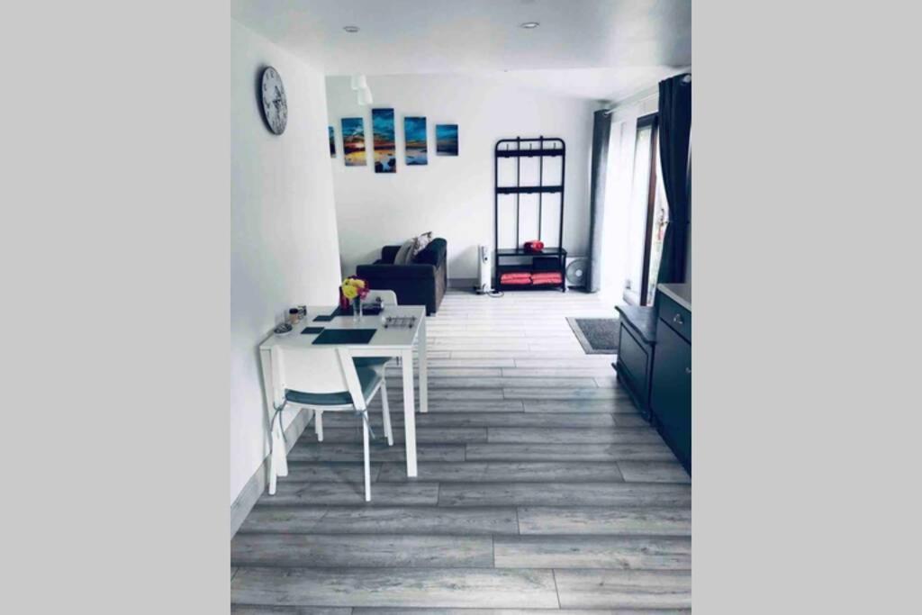 Fuchsia Apartment Tranquil Modern Seaside Apartment On The Wild Atlantic Way ゴールウェイ エクステリア 写真